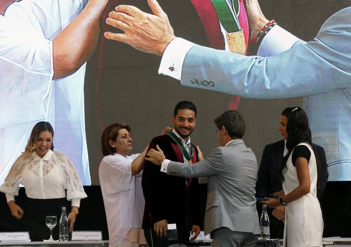 Alegandro007's tweet photo. Si señores, confirman la posesión de Maluma como nuevo alcalde encargado de la ciudad de Medellín.

Un aplauso para el pretty boy. https://t.co/JmNg4ThtZh