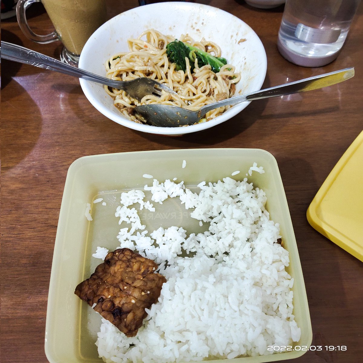 nwansaa's tweet photo. @nessiejudge Makan mie pake nasi masih jadi jalan ninjaku,, haha https://t.co/ifXPeMY9se