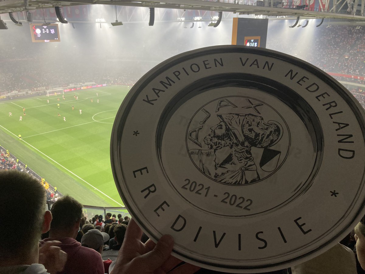 Tib1985's tweet photo. En het gebeurde!!
🏆 ❌❌❌6
#landskampioen #ajax #roadto36 #ajahee #matchday https://t.co/uESWNsO4p6