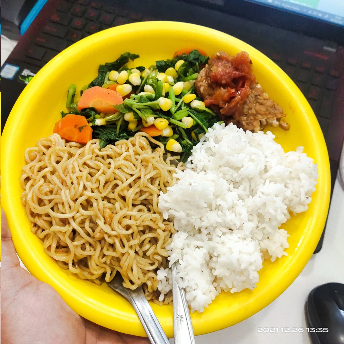 nwansaa's tweet photo. @nessiejudge Makan mie pake nasi masih jadi jalan ninjaku,, haha https://t.co/ifXPeMY9se