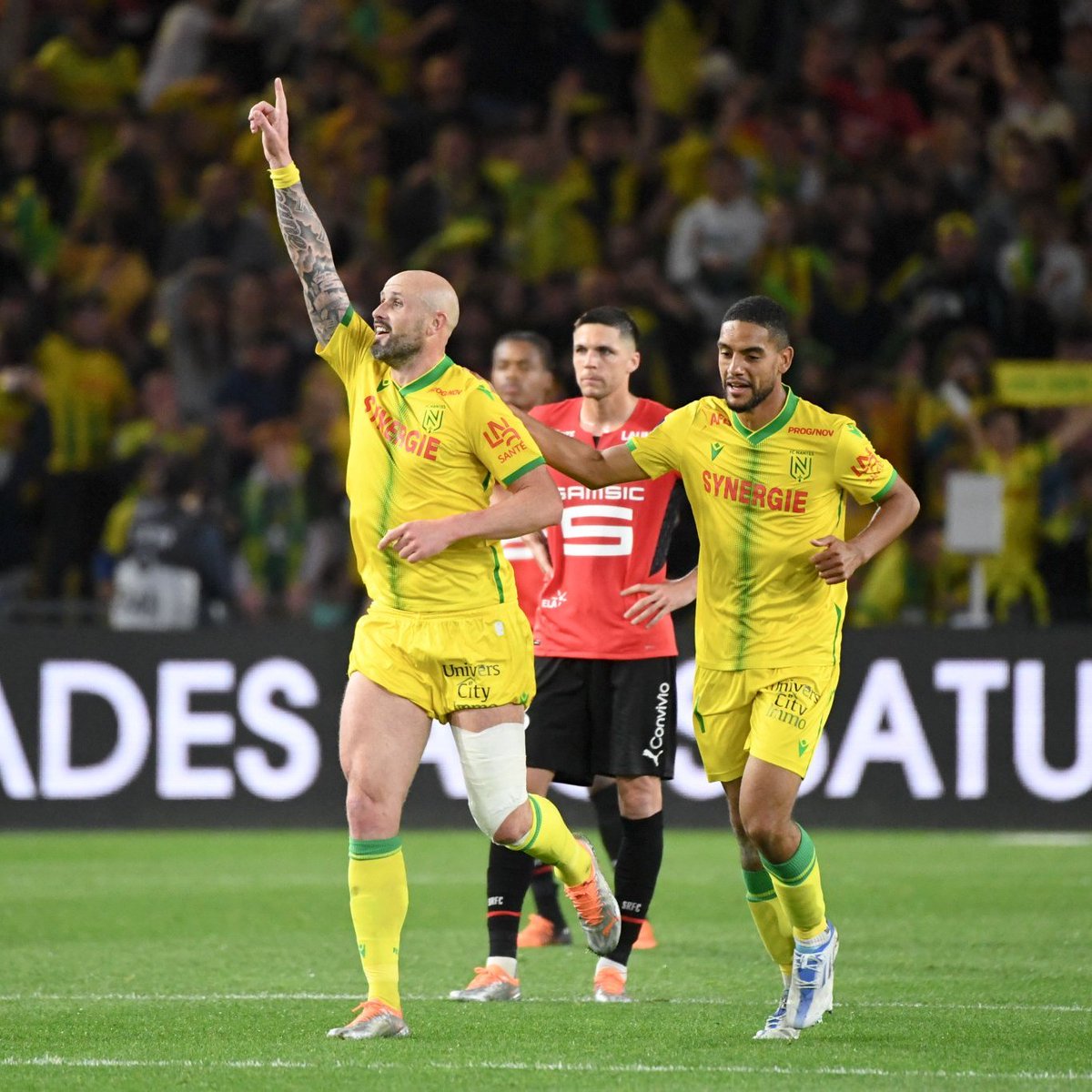 lnstantFoot's tweet photo. 1⃣0⃣0⃣0⃣ buts ont été inscrits en #Ligue1UberEats cette saison, et c'est Nicolas Pallois, avec sa magnifique reprise de volée, qui a inscrit le 1000ème ! 🔥 #FCNSRFC https://t.co/fITmN0sHzM