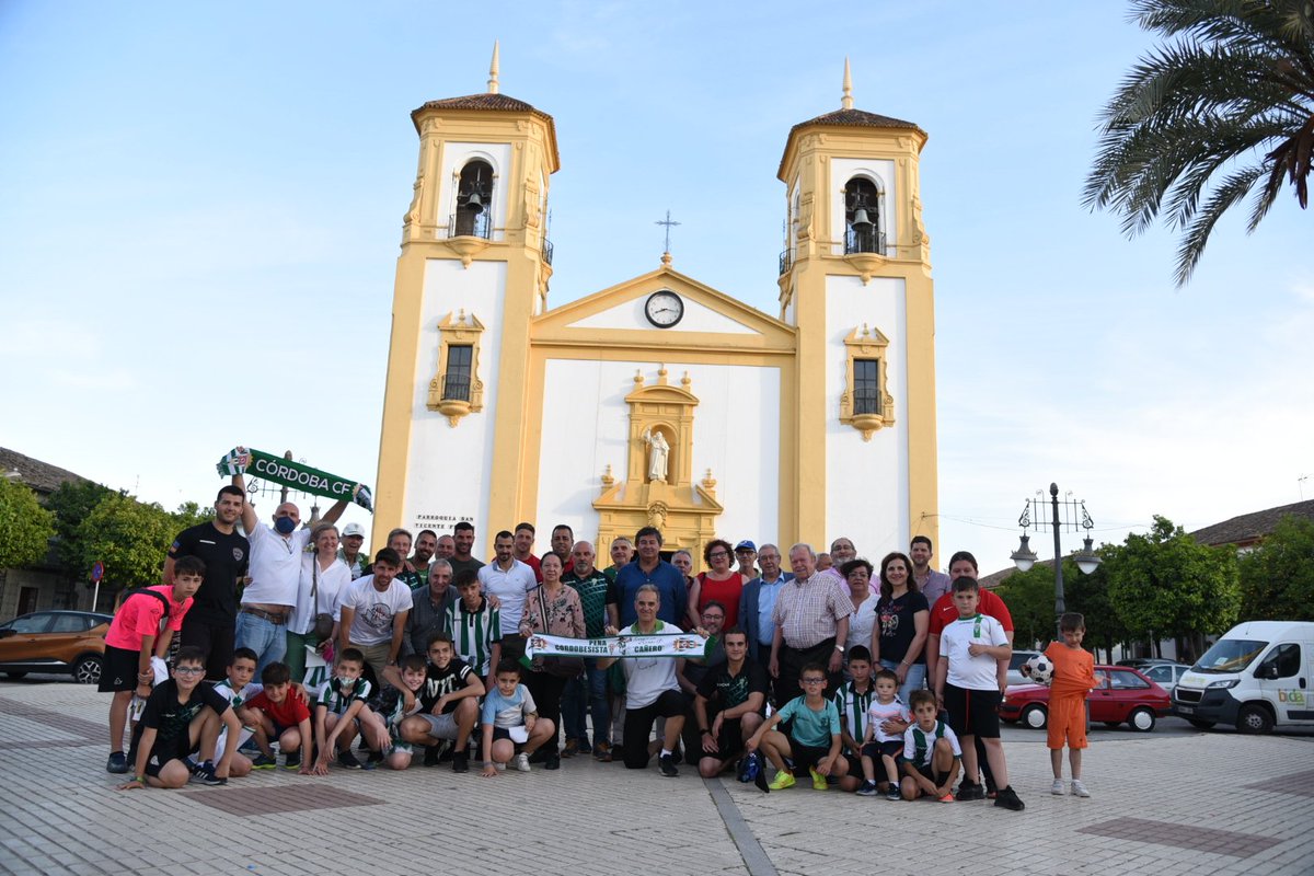 CordobaCF_ofi's tweet photo. 📸 Visita a la Peña Cordobesista Cañero, uno de los barrios más blanquiverdes de #CordobaEsp.
Gracias por vuestro apoyo incondicional y vuestra #pasioninfinita. Juntos #VolveremosCCF ⚽💚 https://t.co/FLWsS8czfZ