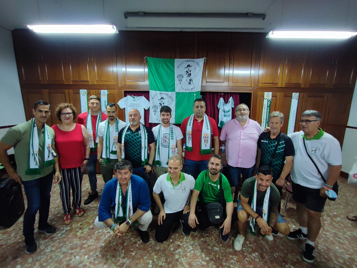 CordobaCF_ofi's tweet photo. 📸 Visita a la Peña Cordobesista Cañero, uno de los barrios más blanquiverdes de #CordobaEsp.
Gracias por vuestro apoyo incondicional y vuestra #pasioninfinita. Juntos #VolveremosCCF ⚽💚 https://t.co/FLWsS8czfZ