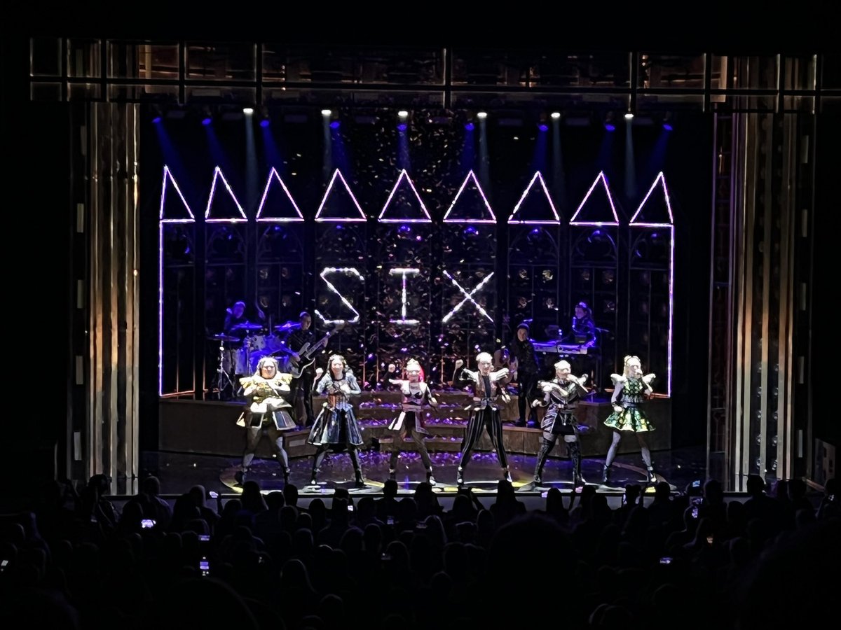LeonWelsby's tweet photo. After a few months of working my socks off, illness and focusing on everything but myself, tonight I took a break. What an absolute show! Loved every second and I didn’t stop smiling all the way through! I got to escape and enjoy the moment.thank you #six #sorrynotsorry https://t.co/lxY6ik68MT