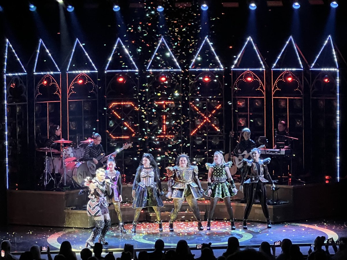 LeonWelsby's tweet photo. After a few months of working my socks off, illness and focusing on everything but myself, tonight I took a break. What an absolute show! Loved every second and I didn’t stop smiling all the way through! I got to escape and enjoy the moment.thank you #six #sorrynotsorry https://t.co/lxY6ik68MT