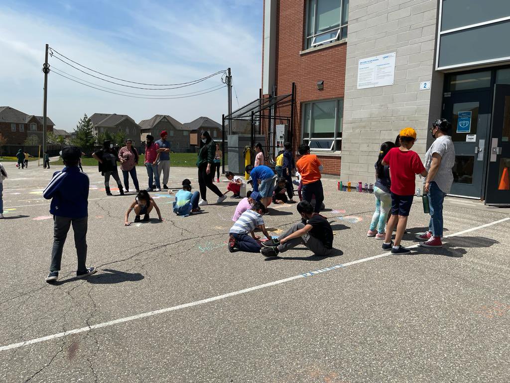 It was a beautiful day for our #PDSBEduWeek Move-A-Thon! A special thanks to all the parents who came to join in! @PeelSchools