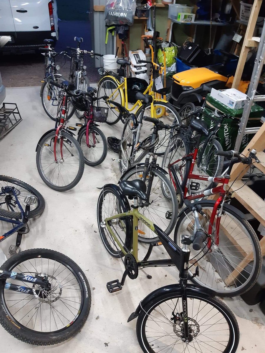 Hei tyypit. Ottakaahan selvää missä lähikoulussanne on ukrainalaislapsia ja miten kulkevat koulumatkansa. Maalla se matka ilman kyytiä voi olla kuusi kilometriä päivässä. Pitkä kävely lapselle, 30 km viikossa kun muut kurvailee pyörällä. Sitten hankkikaa muksuille fillarit. 1/x