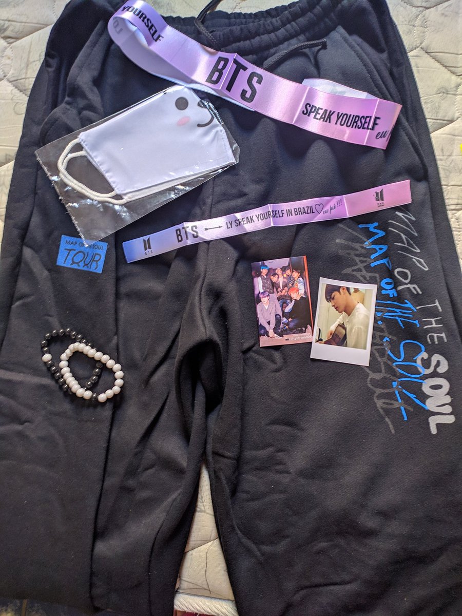 seokk_moon's tweet photo. A blusa comprei na cor preta também, a calça excelente qualidade e ainda ganha uns mimos 🥰 (a foto da calça pendurada é da lojinha), as melhores sim https://t.co/jnm6xhn4np