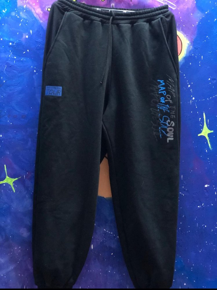seokk_moon's tweet photo. A blusa comprei na cor preta também, a calça excelente qualidade e ainda ganha uns mimos 🥰 (a foto da calça pendurada é da lojinha), as melhores sim https://t.co/jnm6xhn4np