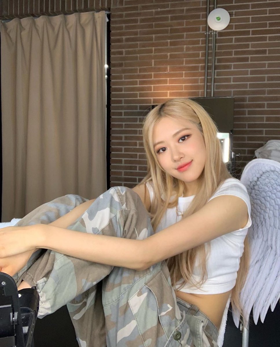 rshourly's tweet photo. #로제 #ROSÉ https://t.co/iiL1dABtP7