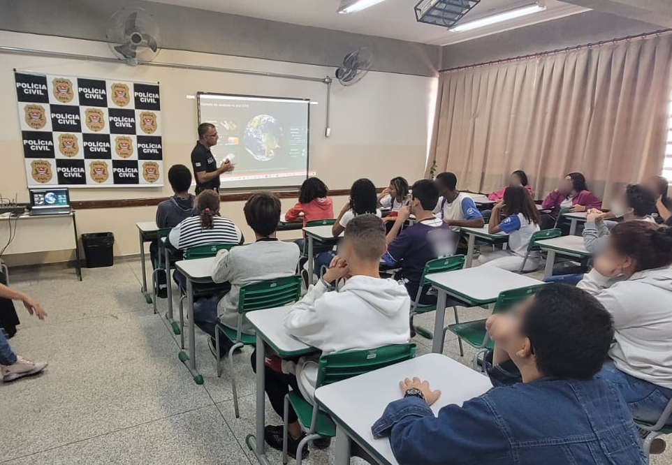 Policia_Civil's tweet photo. Polícia Civil ministra palestra sobre prevenção ao uso nocivo de drogas em Dracena
https://t.co/AO6Mv8Wxsg
#Dracena #palestraprevencaodorgas #deinter8 #presidenteprudente #pcsp #educacao #policiaicil_sp https://t.co/Bez5qvVOhV
