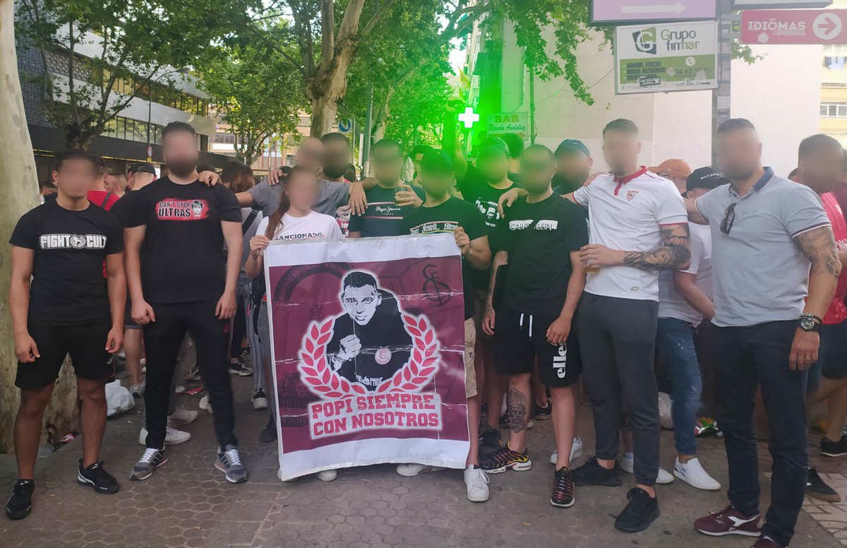 GATE22SFC's tweet photo. Desde el tercer anillo anima otro fiel e incondicional sevillista. Descansa en paz Popi. https://t.co/cX4TsMHKOF