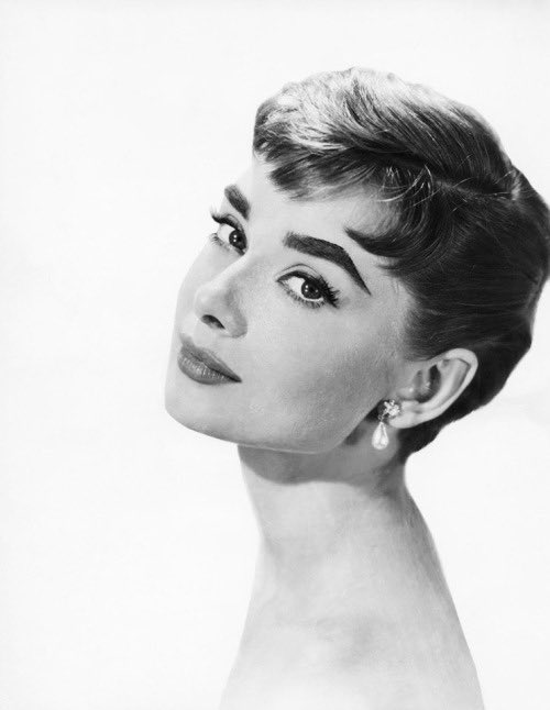 audrey hepburn as sabrina fairchild in givenchy photographed by bud fraker for de publicity of ‘sabrina’ (1953)