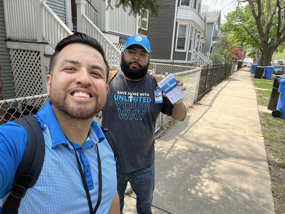 AT&amp;T Fiber available in Roscoe Village Chicago!!! Out here letting our neighbors know. <a href="/GLMIHX/">IHX GREATER LAKES</a> <a href="/BharathRamnath/">Bharath Ramnath</a> @ItzelVega93 <a href="/robertflagship/">Robert Gilberd</a> #lifeatatt #GLM #ATTEmployee