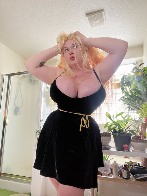 Wedgie ☺️ https://t.co/guNVOG7t8N https://t.co/lHRIrMKFjq