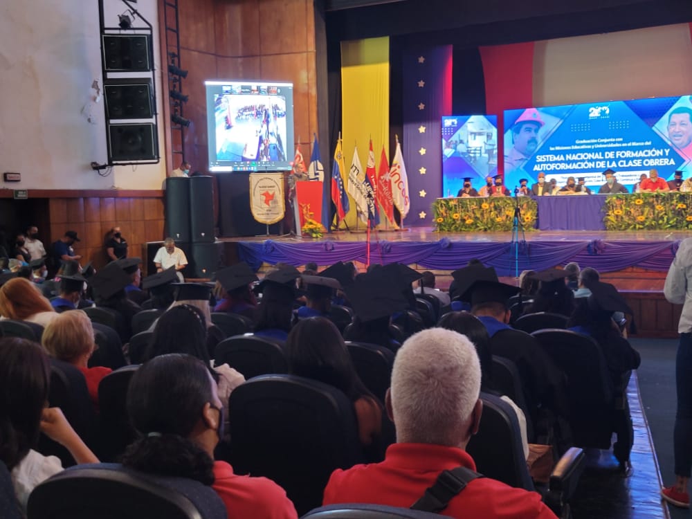 #EnFotos📷 || Desde el @Incret_Oficial, El @min_joserivero participa en la graduación de más de 2.000 trabajadores y trabajadoras a tráves del Sistema Nacional de Formación del <a href="/MinTrabajoVE/">Ministerio del PP para el Proceso Socia de Trabajo</a> 

#ProducirEsIndependecia  

<a href="/NicolasMaduro/">Nicolás Maduro</a>