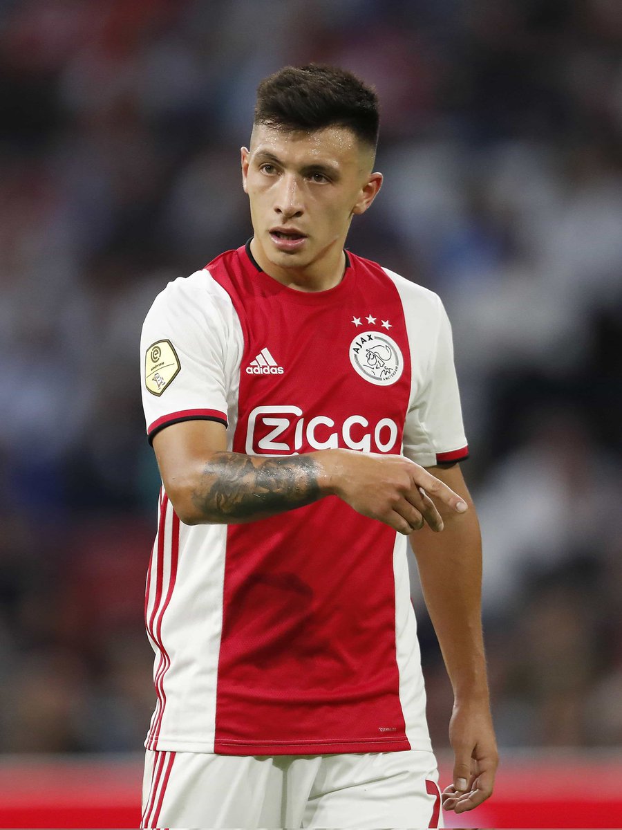Marco80Martinez's tweet photo. Lisandro Martínez fue elegido como el Jugador del Año en el Ajax, vigente campeón de la Eredivisie. https://t.co/J5outa2B05