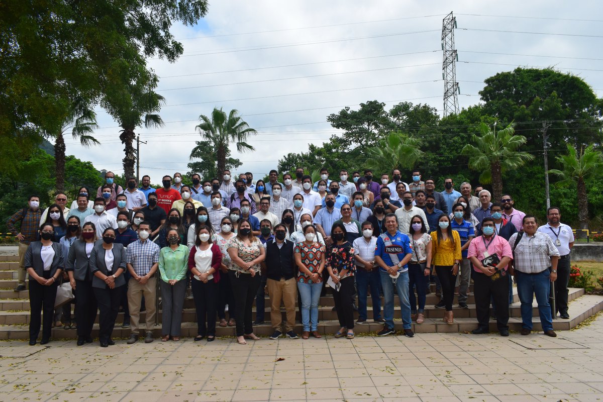 espol_fiec's tweet photo. ¡Estamos listos para las clases presenciales!. Nuestros docentes FIEC están emocionados y comprometidos con su tarea de construir jóvenes para el futuro. Aquí, en su primera foto oficial. #TodosSomosEspol https://t.co/GydB8cRutm