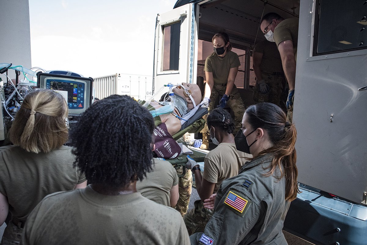 AFResearchLab's tweet photo. #ICYMI, aeromedical evacuation instructors hosted 14 medics last year to train them on in-flight treatment of patients.
Learn more about their training via #USAFSAM's high bay and more here: https://t.co/FhvlffxD42
#AFResearchLab #NationalNursesWeek #NursesWeek https://t.co/IpPxoNKe7W