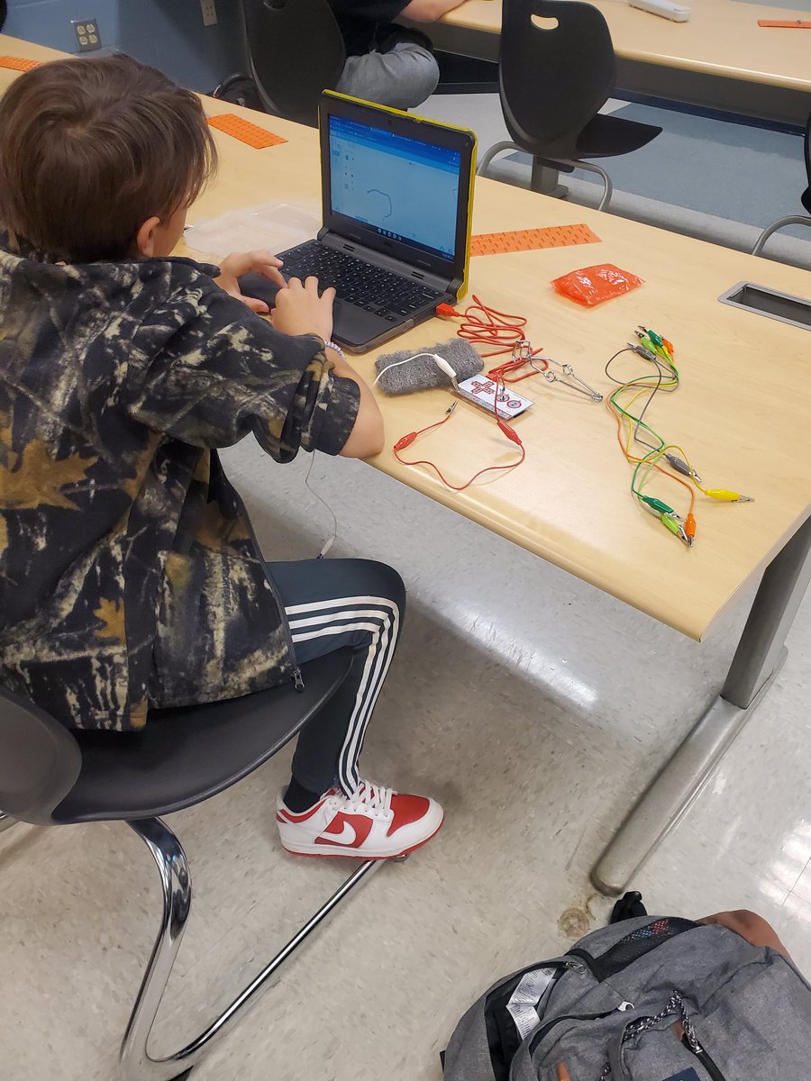 MrsAPursley's tweet photo. Using @makeymakey to test conductivity & create programs in @scratch kept these 6th-grade computer programmers thinking critically! #SparksFlew #GMSbuzz #a5EDventure #vision5
@jbuttrey75 @glenview_middle https://t.co/BJXC3bHxJB
