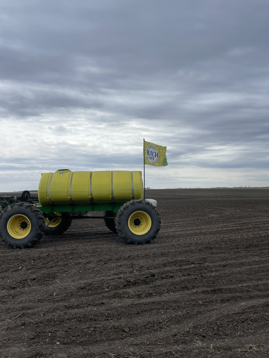 Almost started w/o new flag. <a href="/BuschBeer/">Busch Beer</a>  Irvine township will be @ 10% planted corn by quittin time.