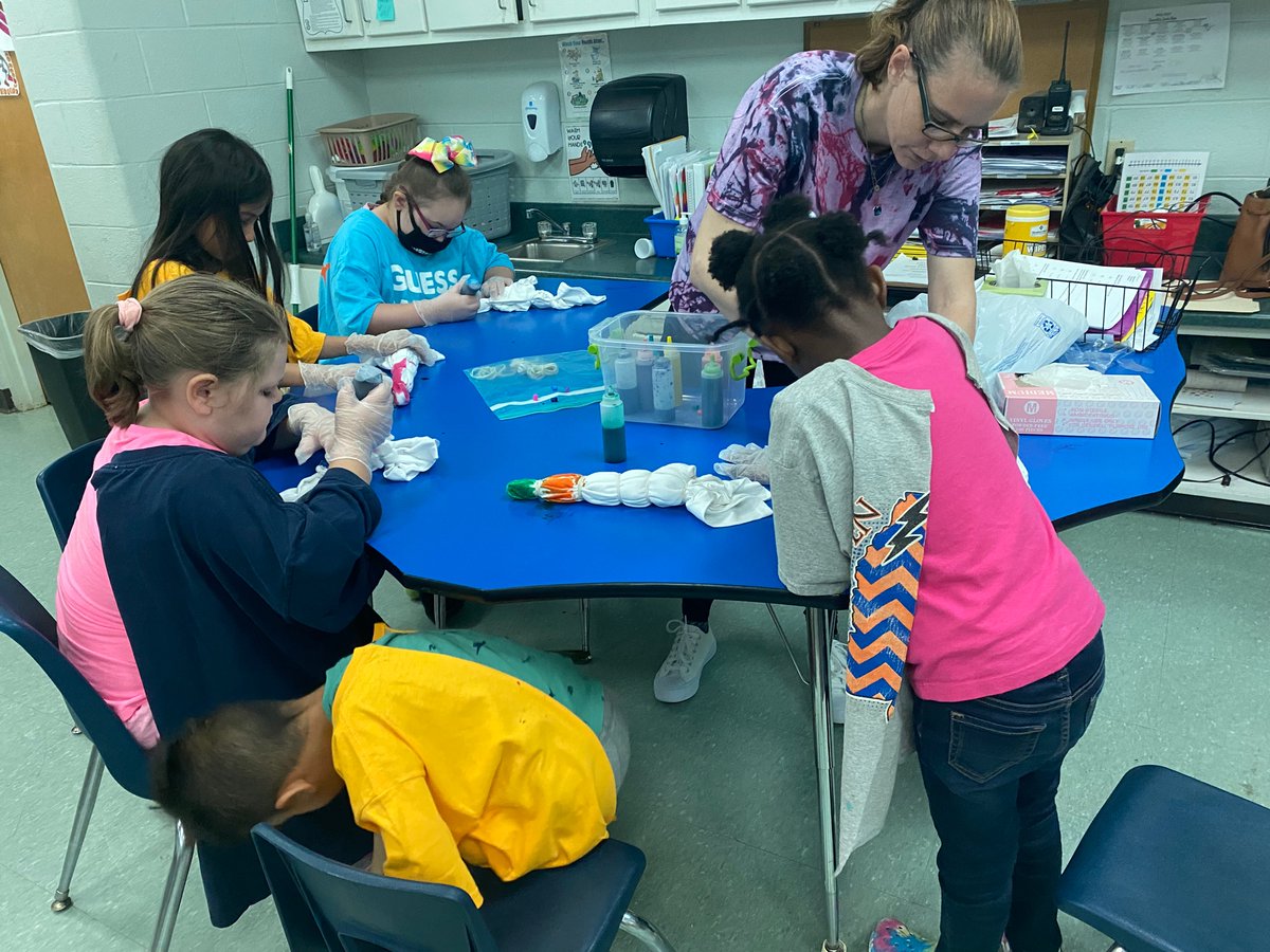 lindsaywright86's tweet photo. We had so much fun in art today tie dying our shirts for Field Day! https://t.co/j7fqRUYTus