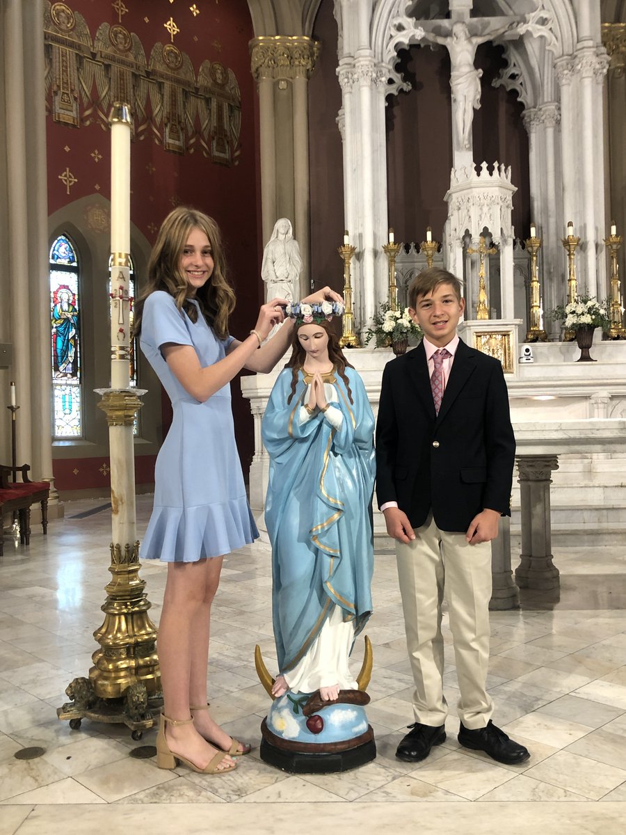 hnjschool's tweet photo. The Holy Name of Jesus 7th grade class did a beautiful job leading our Rosary Procession and May Crowning ceremony today. Thank you to Father Eddie Gros, SJ, to our choir, and to our faculty, staff,  students and parents who made today's celebration so special. https://t.co/dlv5uFi7mY