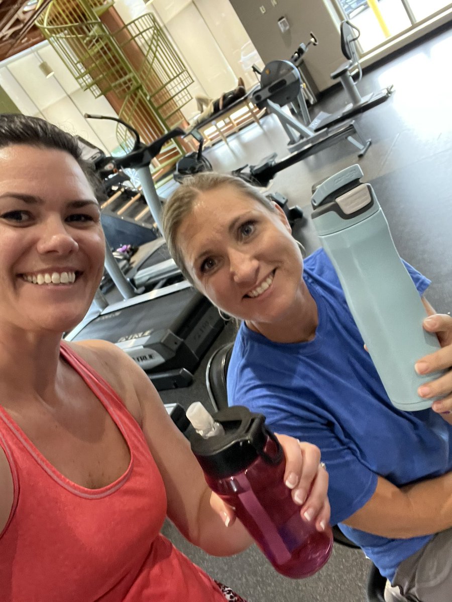domino_chelsea's tweet photo. Water with my workout buddy! @MNPS_EL @MNPS_kidshealth #MNPSWellnessWeek https://t.co/uZV788cSep