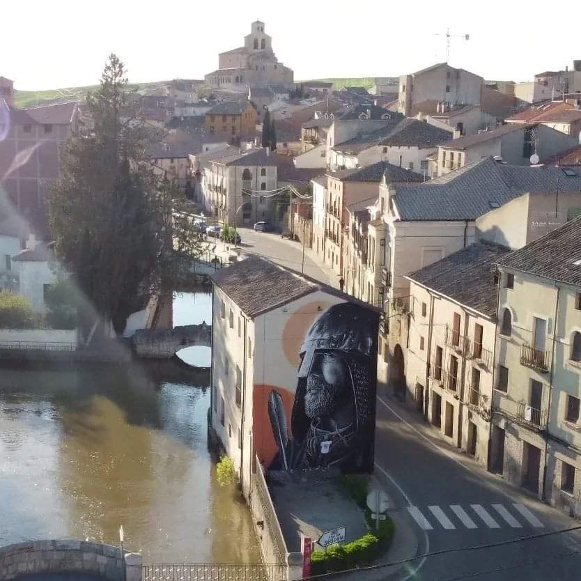 Maravillosa fotografía aérea de
 #SanestebanDeGormaz y #ElCid 
Un mural realizado la semana pasada por <a href="/DiegoASgraffiti/">DiegoAS</a>. 
📷 de <a href="/Fosgrav2/">Fosgrav</a>