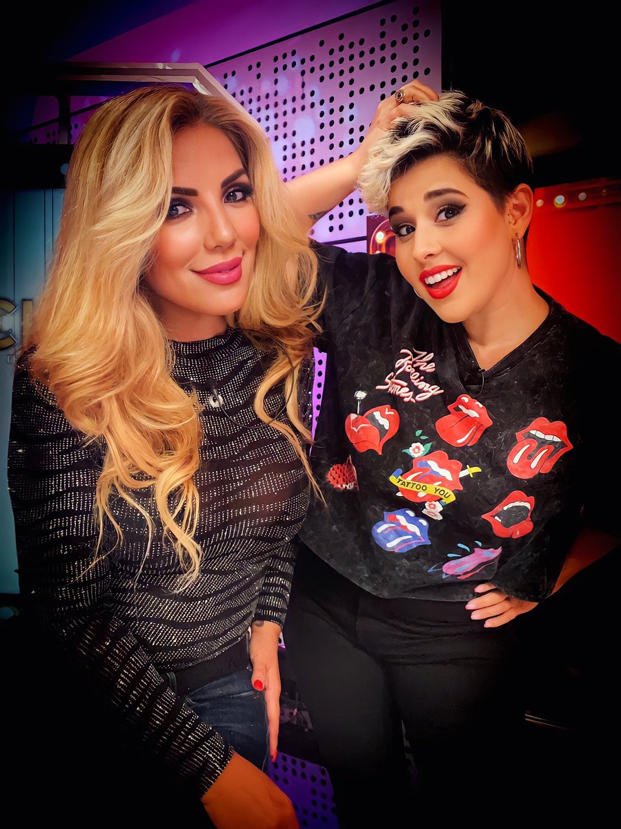 _alejacastello's tweet photo. Este pibón de rubia me ha regalado esta camiseta tan molona!! Habéis visto que suerte tengo??? @RebecaMusic_SV
.
#rubia #rebeca #elcirc8tv #8tv #show #television #regalito #tecomo https://t.co/5wEb6pQ5O6