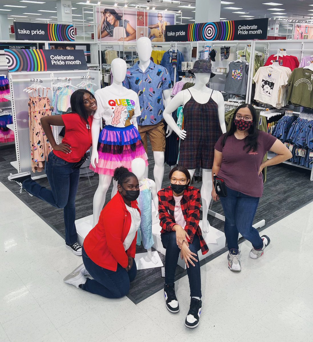 AlejandroC_VM's tweet photo. #TargetxChurchAve and #TargetxKingsHighway working alongside to celebrate #Pride
๐
Special thanks to TL Xonasha and her team
#takepride #pridemonth
#pride2022 #TargetxPride https://t.co/oYQZ3qTChX