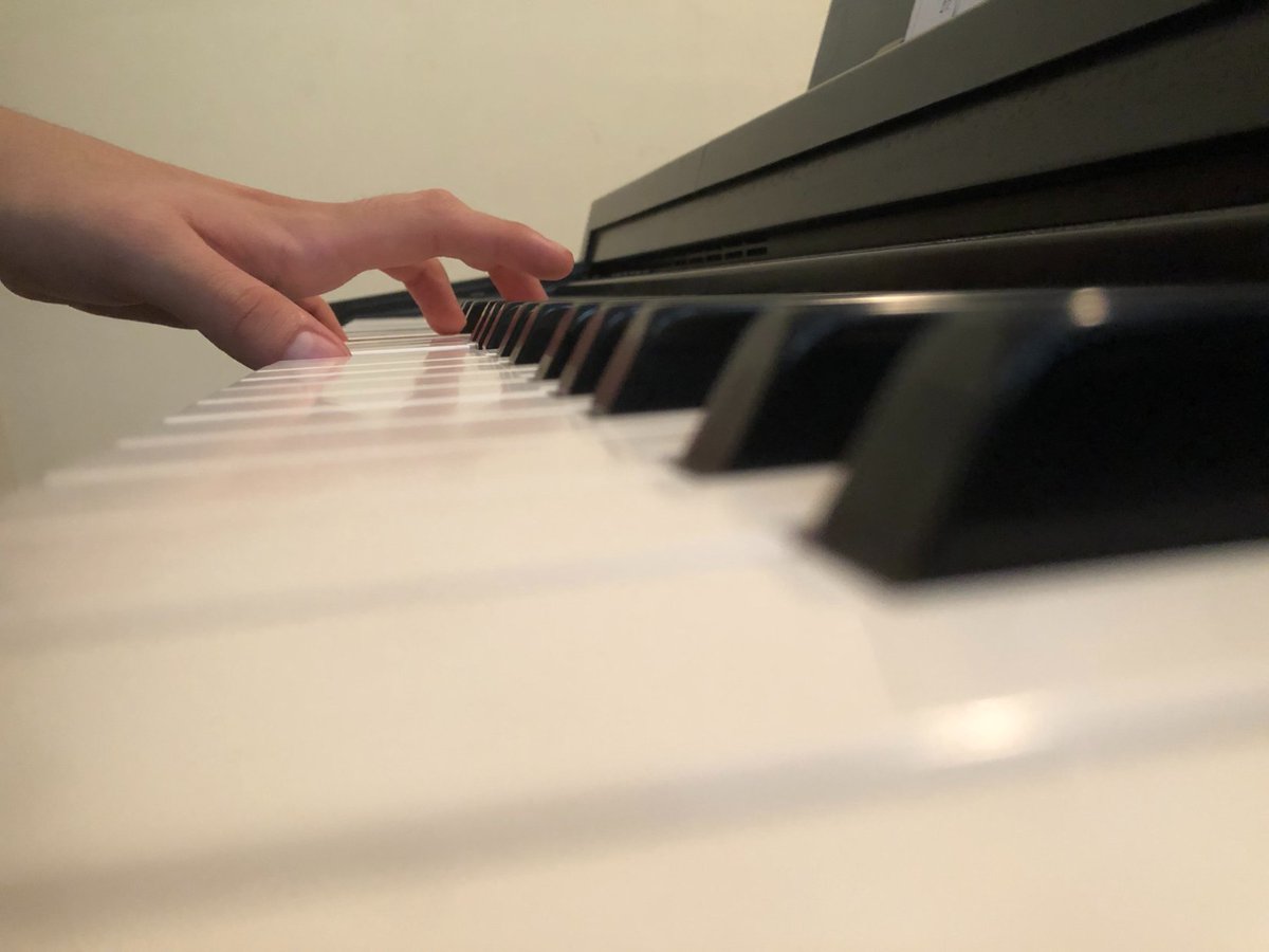 ¿Crees que tocar el piano te hace una persona más inteligente?
La ciencia ha demostrado que la repetición requerida al practicar este instrumento, genera conexiones nerviosas en nuestro cerebro, que facilitan el intercambio eficiente de información entre nuestras neuronas.