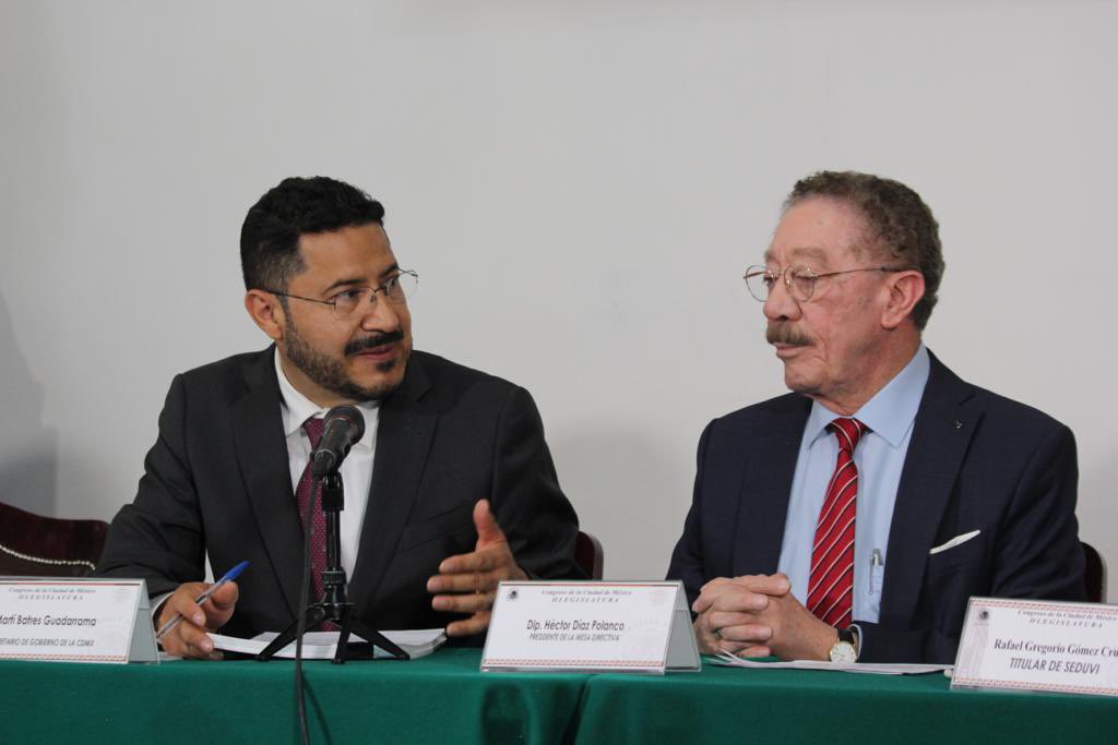 martibatres's tweet photo. El titular de @seduviCDMX, @dahrafaelgomez y un servidor entregamos  la iniciativa de ley de publicidad exterior de la Ciudad de México, firmada por la Jefa de Gobierno, @Claudiashein, al presidente del @Congreso_CdMex, @diazpol. Con ésta se bajarán mil anuncios de las azoteas. https://t.co/KPXmgreDid