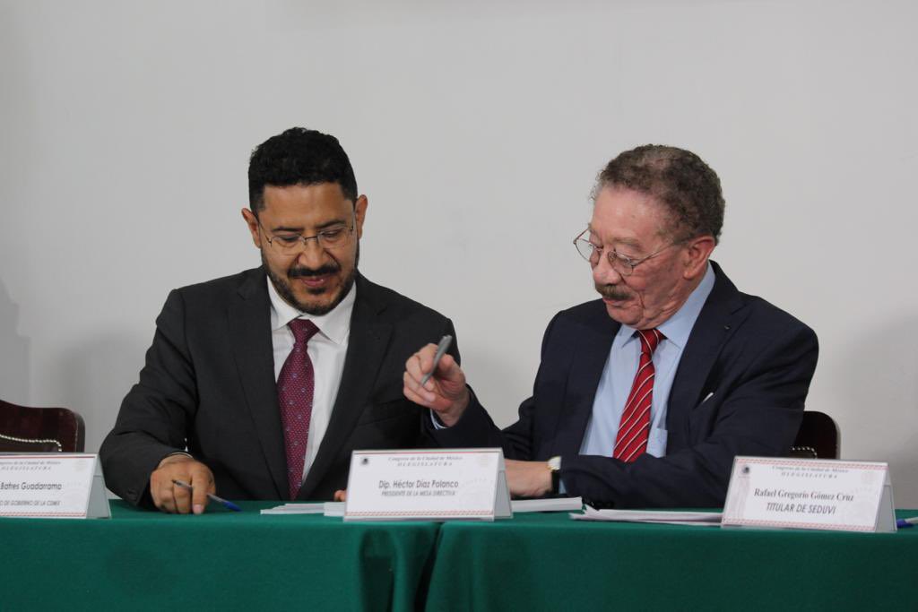 martibatres's tweet photo. El titular de @seduviCDMX, @dahrafaelgomez y un servidor entregamos  la iniciativa de ley de publicidad exterior de la Ciudad de México, firmada por la Jefa de Gobierno, @Claudiashein, al presidente del @Congreso_CdMex, @diazpol. Con ésta se bajarán mil anuncios de las azoteas. https://t.co/KPXmgreDid
