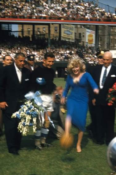 Clubpassionmar2's tweet photo. #marilynmonroe #clubpassionmarilyn #1957 #ebbetsfields https://t.co/UUyX01vWZH