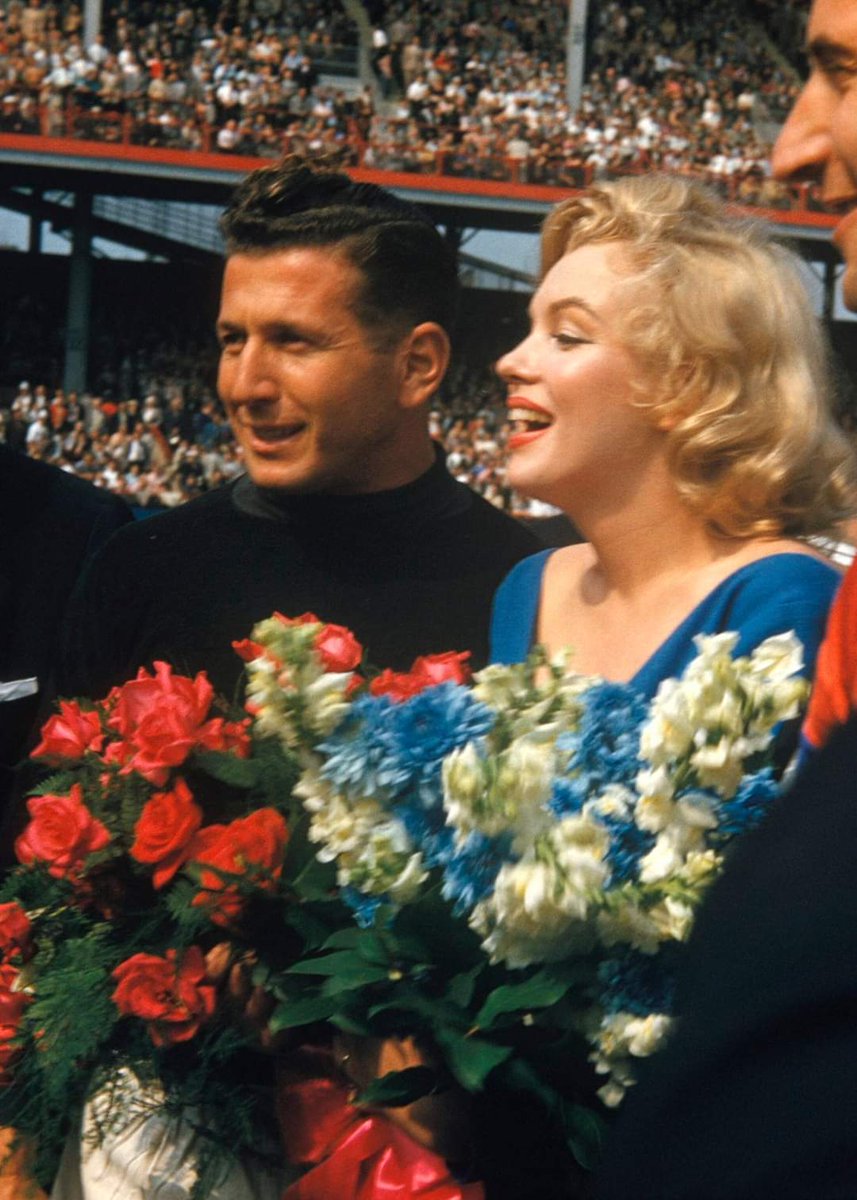 Clubpassionmar2's tweet photo. #marilynmonroe #clubpassionmarilyn #1957 #ebbetsfields https://t.co/UUyX01vWZH