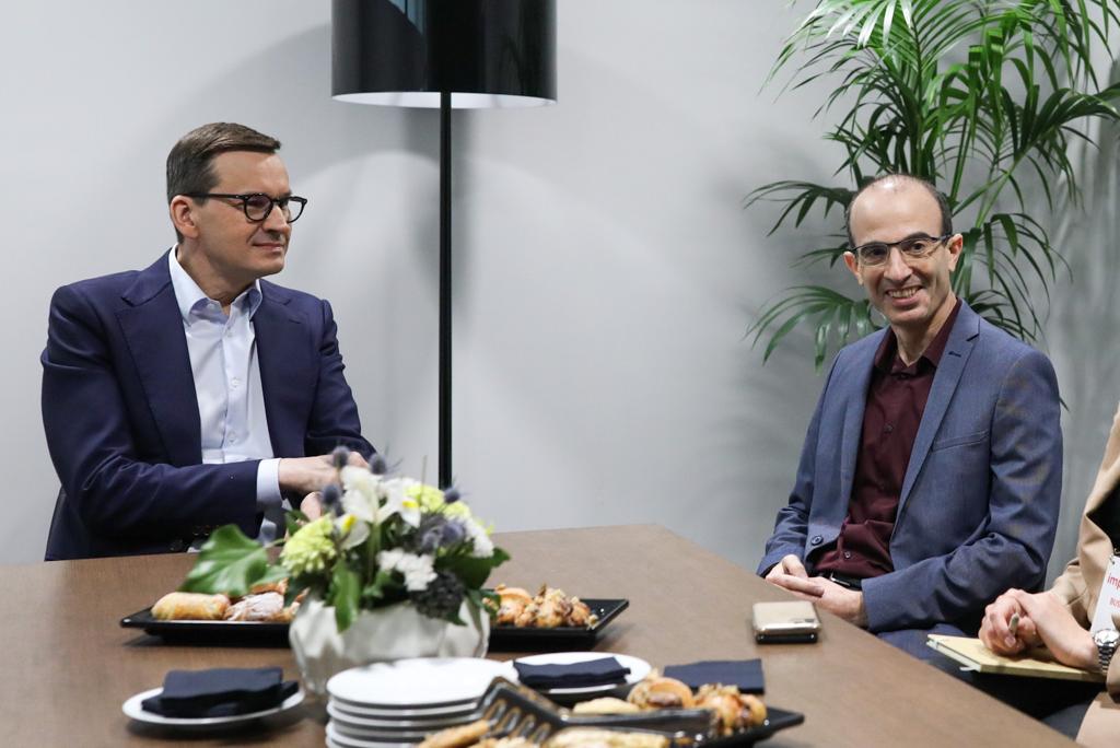 PioSzlachtowicz's tweet photo. Prawa ręka Schwaba i miłośnik depopulacji - niejaki Harari, został ugoszczony przez Morawieckiego! To skandal, ale przecież premier nigdy nie ukrywał, że jest zwolennikiem "Nowego Ładu". Prawicowy rząd? To są zwykli totalitaryści! Śpijcie dalej. Obudzicie się w grobie. https://t.co/WlzSqXp5f4