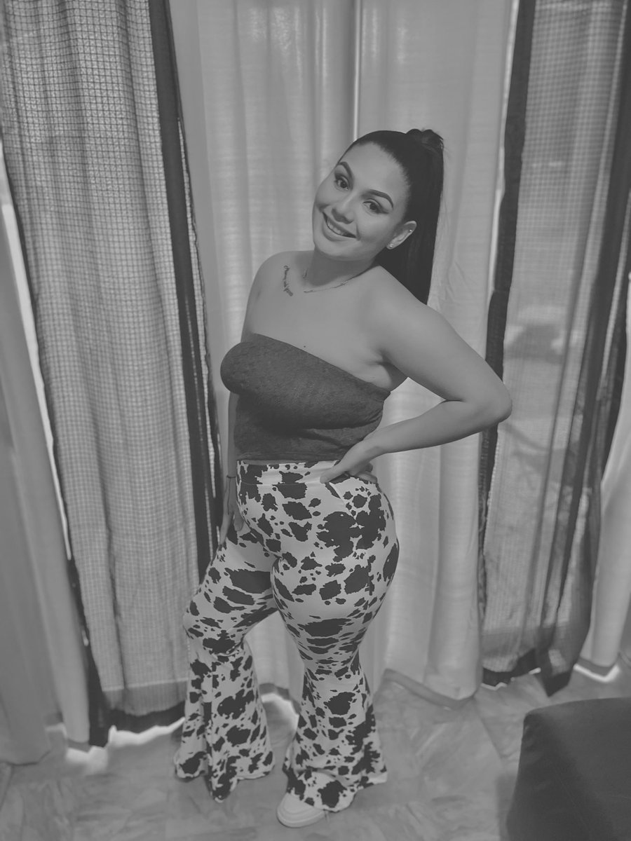 r_nenaa's tweet photo. not your average mom 🖤🤍 https://t.co/RLGcuxuHQR