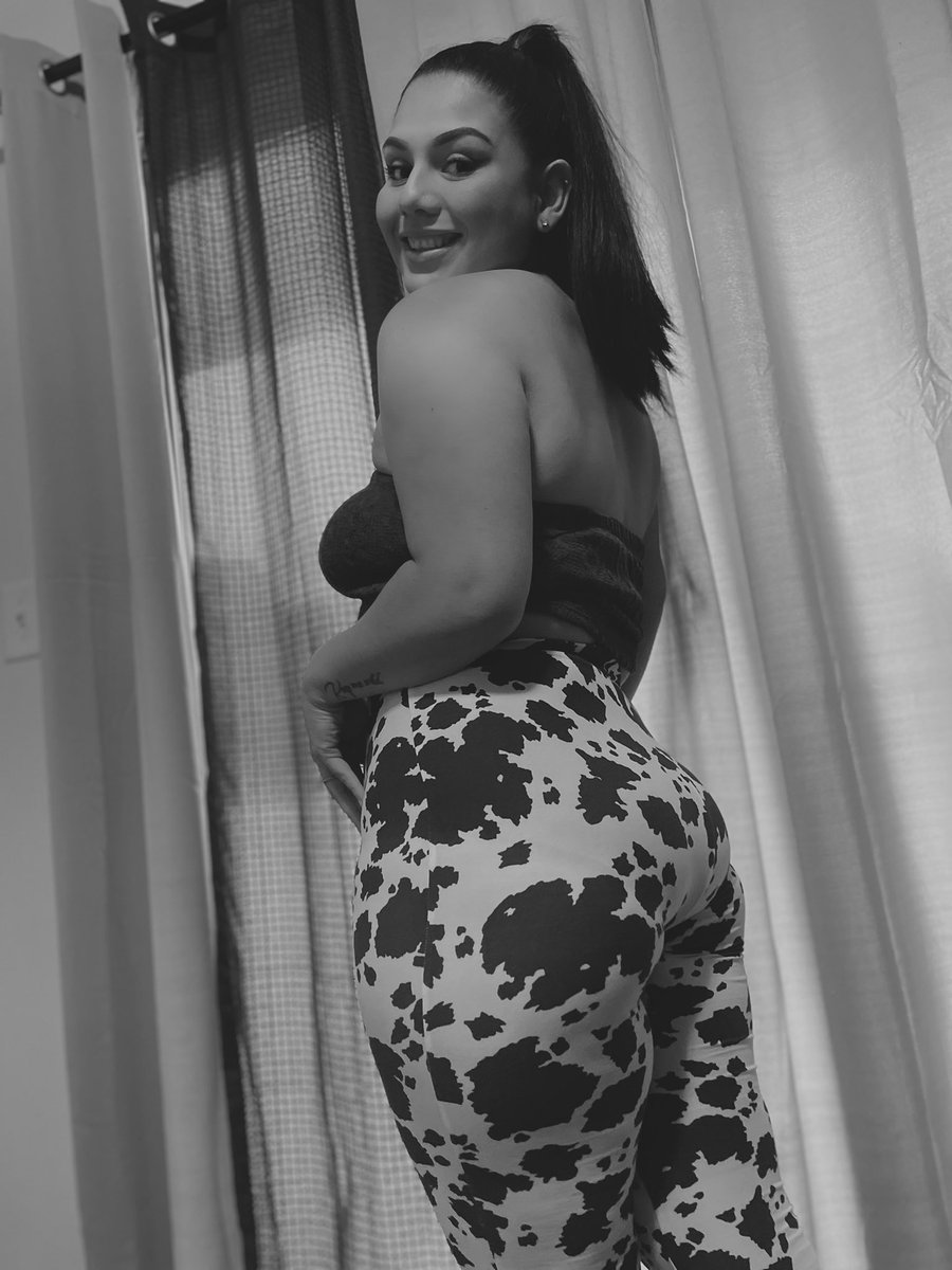 r_nenaa's tweet photo. not your average mom 🖤🤍 https://t.co/RLGcuxuHQR