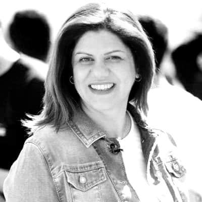 JihenMejri10's tweet photo. اعتدنا دائما على سماع اسمك في نشرة الأخبار ( شيرين أبو عاقلة/الجزيرة/فلسطين) وكنتِ دائما في قلب الحدث تنقلي للعالم أجمع ما يحدث من انتهاكات وجرائم في الضفة الغربية وها أنتِ اليوم تصبحين شهيدة و خبرا يبكي الجميع ل سماعه 😔😔.. حسبنا الله ونعم الوكيل 
الله يرحمك https://t.co/hnLmi3R6SF