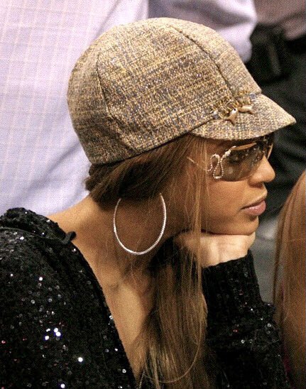 archivalbey's tweet photo. Beyoncé at a basketball game (2005) https://t.co/PtNvsyUaOH