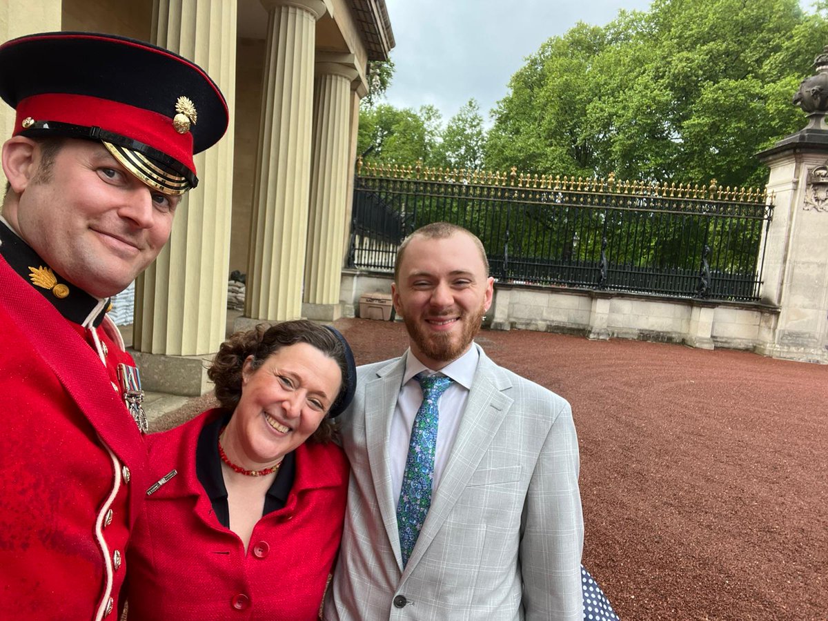 A lovely day was had at the palace despite the rain! Honoured to be representing @gbchospice #covidheroes #queensgardenparty