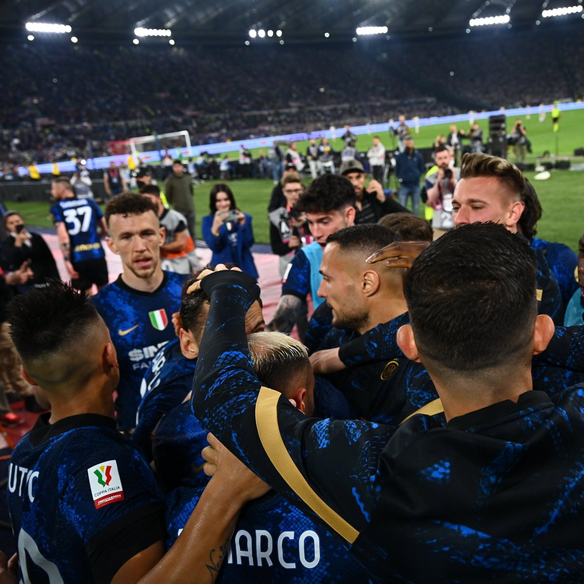 Inter_InDiretta's tweet photo. 😍 | GIOIA

📺💻📱👉 @Inter_InDiretta

📸 L'esultanza dei nerazzurri dopo i gol! 

#JuventusInter  2️⃣ - 4️⃣

#CoppaItaliaFrecciarossa #FORZAINTER ⚫️🔵 https://t.co/lEX14u6LOw