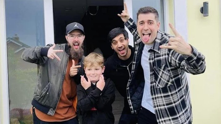 LaxeySchool's tweet photo. Unfortunately one of our pupils Cameron missed Rock Kidz on Tuesday as he was in hospital.
To cheer him up @RockKidzUK went out in person to pay him a visit!
Great to see Cameron feeling better, and hope to see him back in school soon.
๐ธ ๐ถ ๐ https://t.co/n8zi9GwS8W