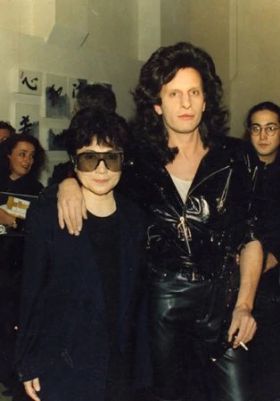 neodie's tweet photo. Benson e Yoko Ono #unapezzadilundini https://t.co/U64XmTZTEI