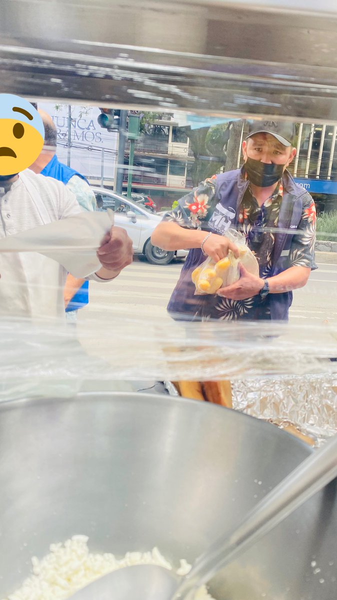 Rocani_am's tweet photo. Unos tipos están levantando los puestos de comida al azar, ósea por sus 🥚 🥚 en #Polanco btw me dejaron sin comer 🥺 #abuso @AlcaldiaMHmx dicen traer orden y nunca mostraron su dichoso documento #injusticia https://t.co/9NO6VctZsR