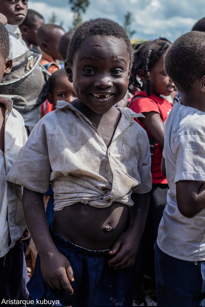 La famille est une une racine de notre existence sans notre consentement,qu'elle soit riche ou pauvre,c'est la nôtre,en grandissant on est le maître de notre vie,la vie c'est le bonheur,le bonheur c'est quand on partage le  sourire,c'est un cadeau qu'on offre à nos semblables