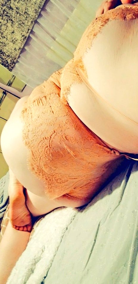 onlyClaraAnn's tweet photo. A bit about myself:
 *I'm 30 (I like to think I don't look it though) 
 *Within the last 3 years, have I actually realised that I'm bisexual.  *Pronouns are she/her. 
*I'm a switch, but lean more towards a submissive role.
*I fucking love turning people on
* Onlyfans link in bio https://t.co/Ek2fSMFnX8
