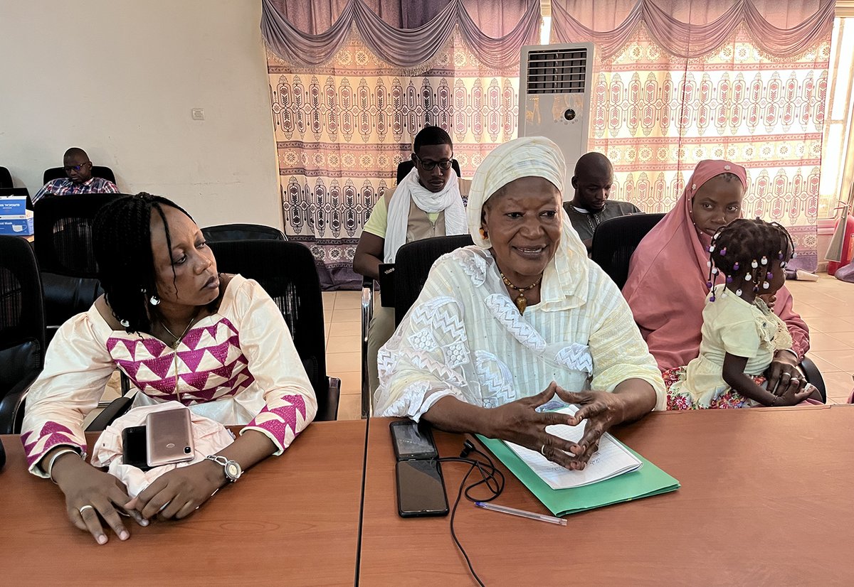 PBFMali's tweet photo. Le projet @PBFMali « Anbe gnokon bolo » mis en œuvre par @unicefmali et @SFCG_, a contribué à trouver des solutions endogènes aux problèmes locaux et à renforcer la #CohésionSociale et le vivre ensemble, témoignent les bénéficiaires de #Gogui, #Kayes et #Sadiola
#MissionKayes https://t.co/6YnP6prznn