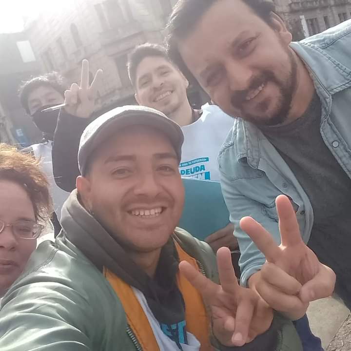 gasparicarlos's tweet photo. El senador @egsantalla poniendo su firma en el Congreso para que la deuda con el #FMI la paguen los que la fugaron.
#FueraFMI https://t.co/NqrQ5b2uqL